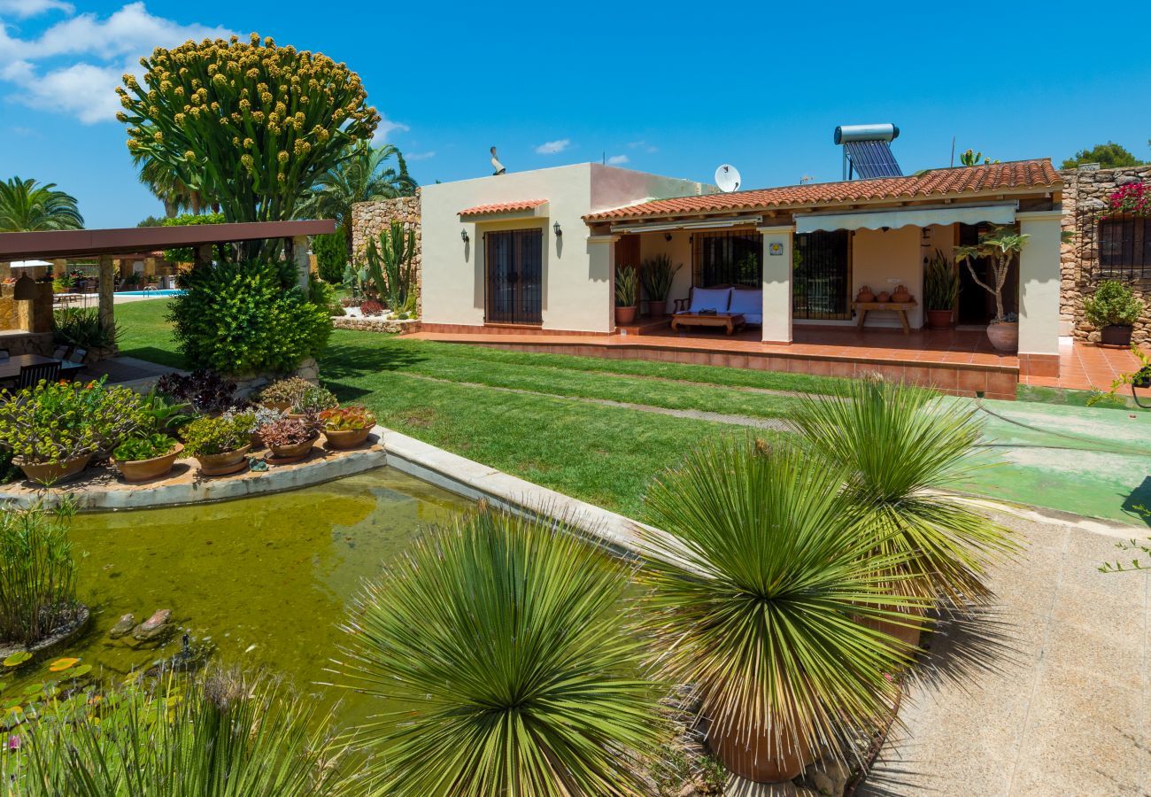 Stylish Spanish villa Casa Maravilla, with private pool, outdoor kitchen and spacious garden with flowers and plants