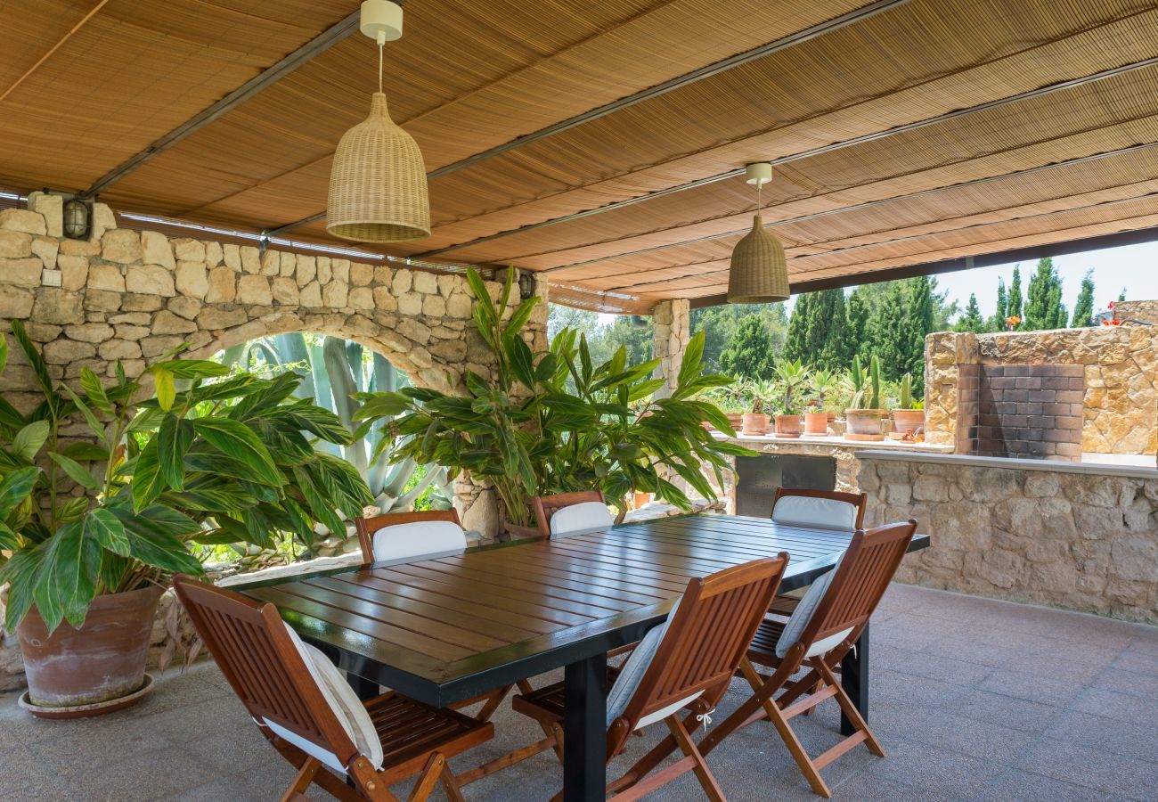 Stylish Spanish villa Casa Maravilla, with private pool, outdoor kitchen and spacious garden with flowers and plants