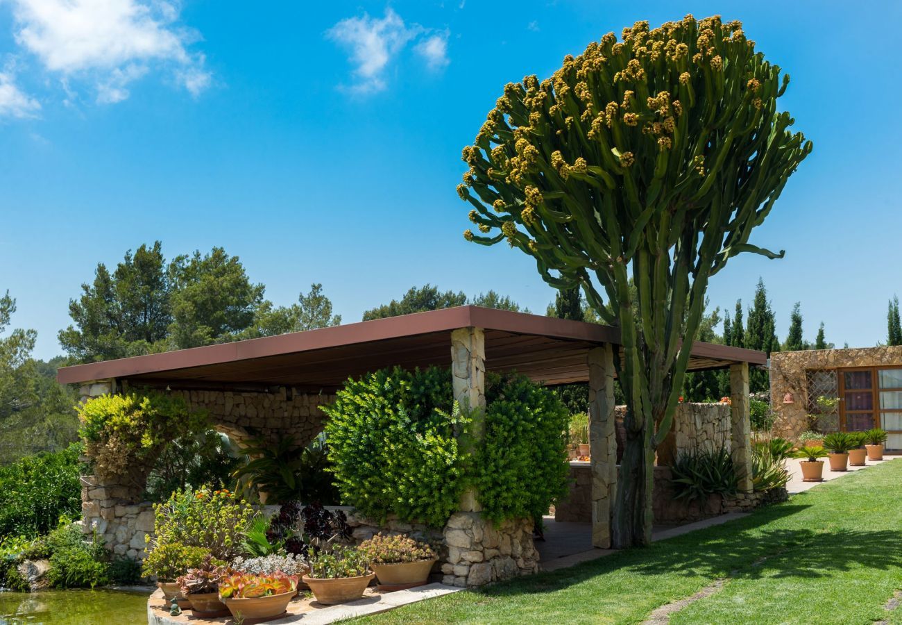Stylish Spanish villa Casa Maravilla, with private pool, outdoor kitchen and spacious garden with flowers and plants
