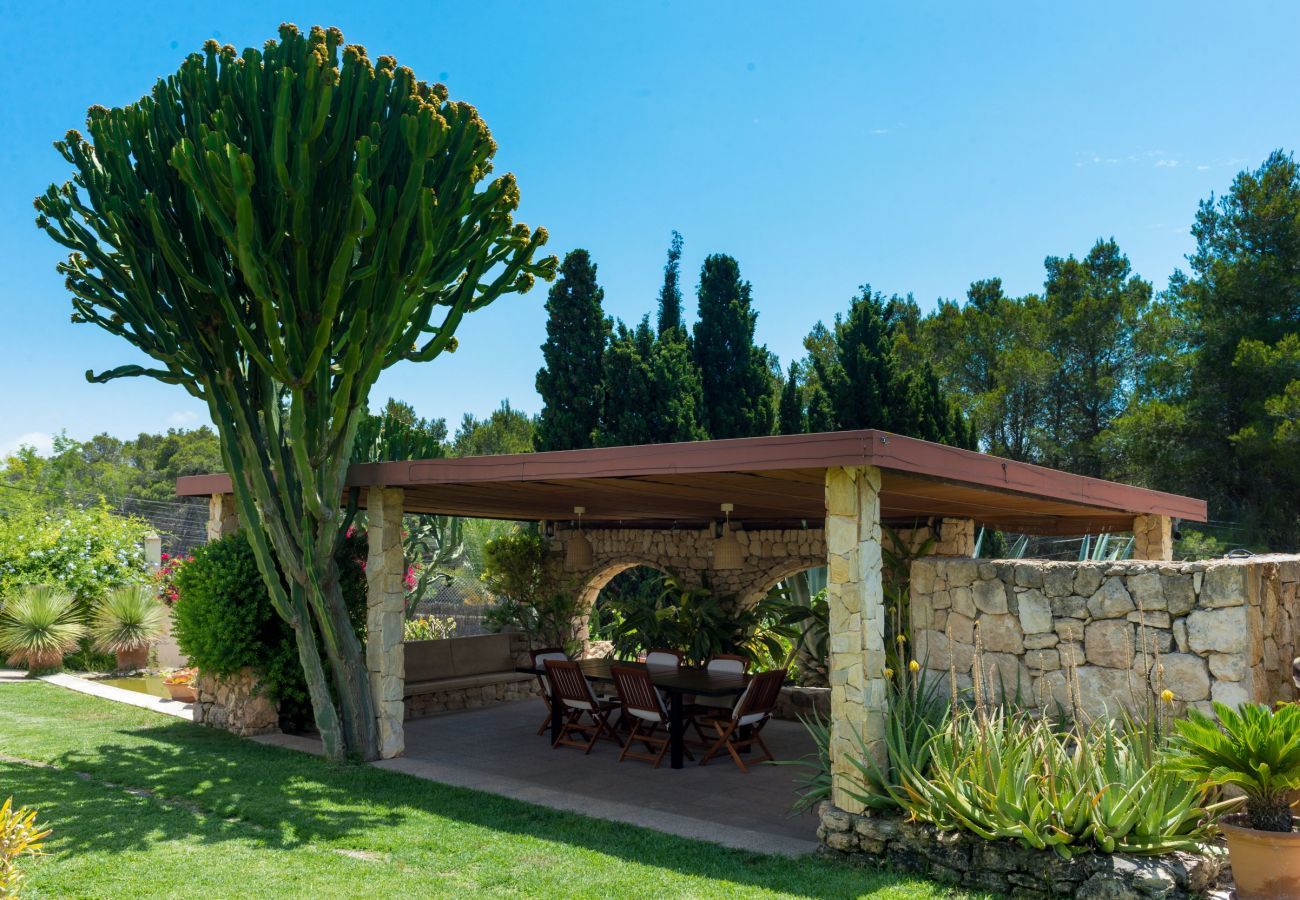 Stylish Spanish villa Casa Maravilla, with private pool, outdoor kitchen and spacious garden with flowers and plants