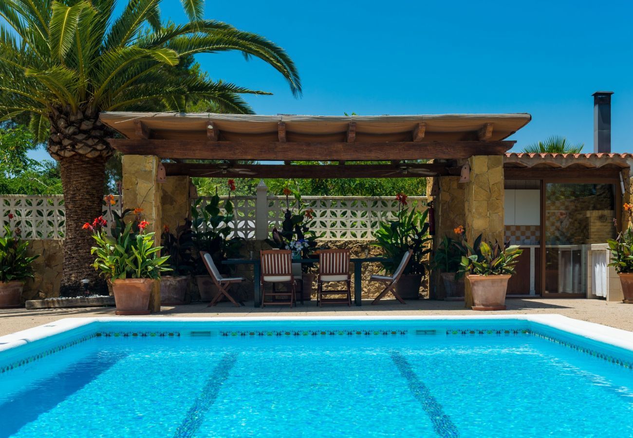 Stylish Spanish villa Casa Maravilla, with private pool, outdoor kitchen and spacious garden with flowers and plants