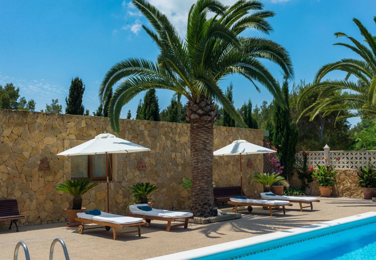 Stylish Spanish villa Casa Maravilla, with private pool, outdoor kitchen and spacious garden with flowers and plants