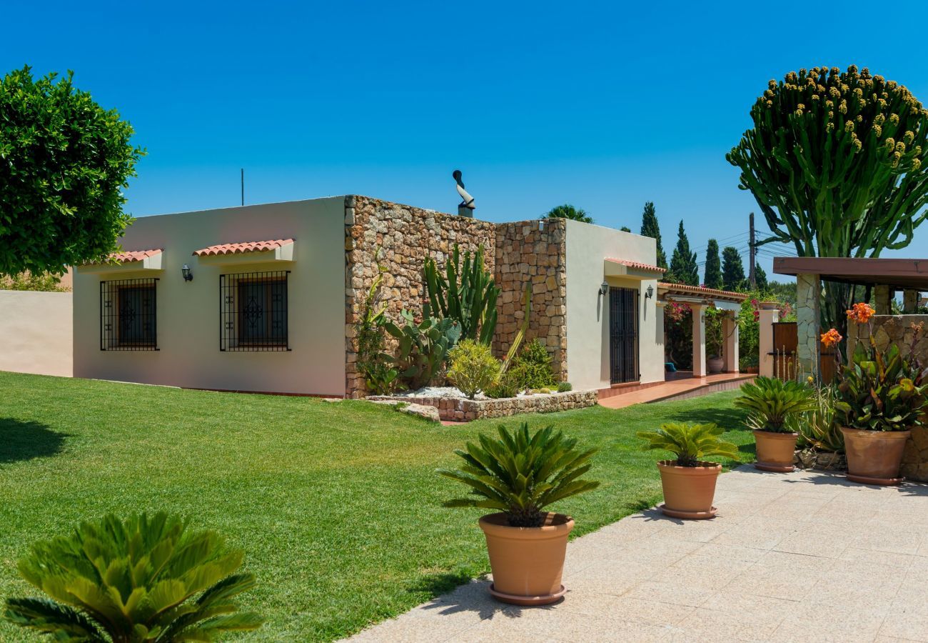 Stylish Spanish villa Casa Maravilla, with private pool, outdoor kitchen and spacious garden with flowers and plants