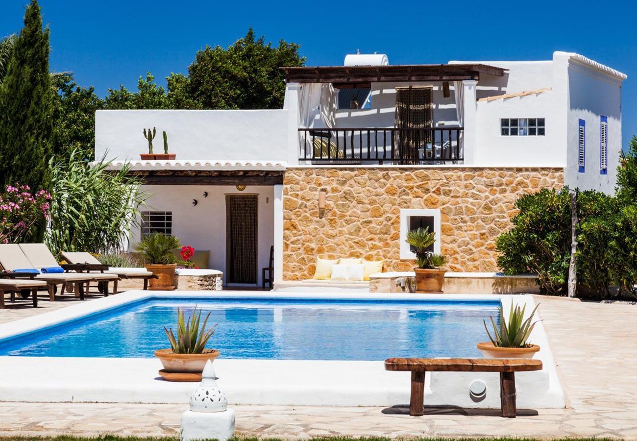 Stylisch and spacious Villa Piedra with lovely garden, private pool and lots of privacy. Restored 18th century villa. 
