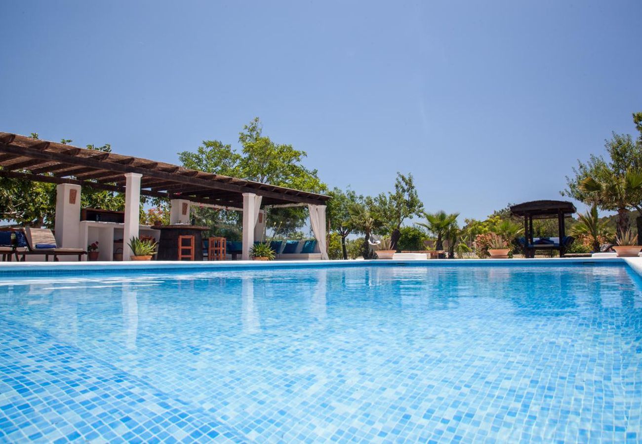 Stylisch and spacious Villa Piedra with lovely garden, private pool and lots of privacy. Restored 18th century villa. 