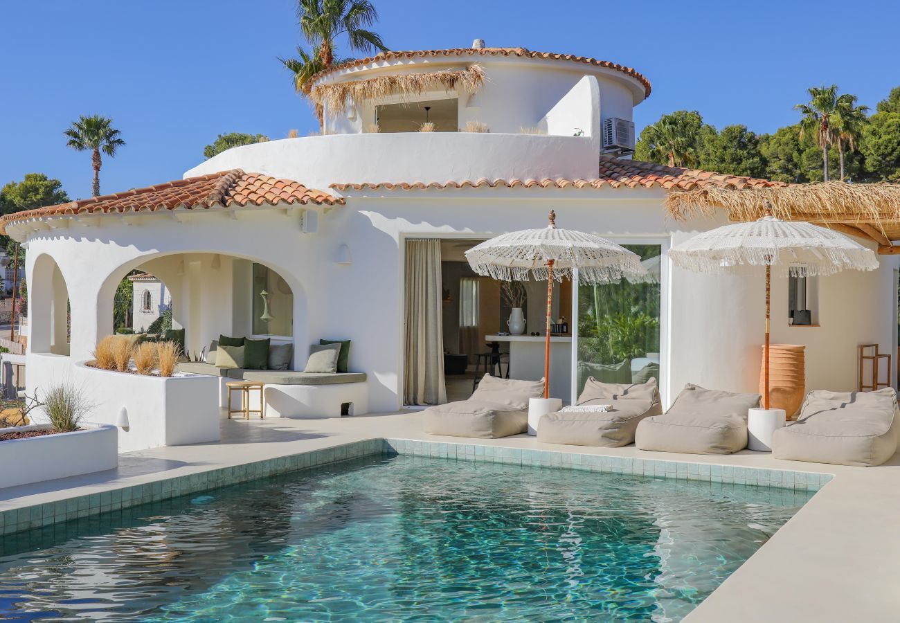 Villa la Madrugada with private pool and sunbeds Villa la Madrugada with private saltwater pool and comfortable sunbeds