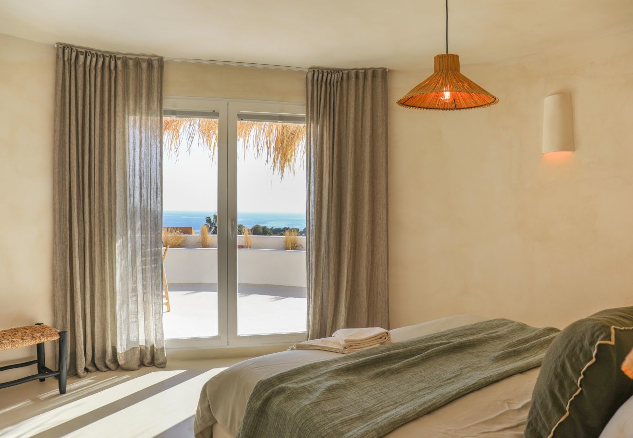 Bedroom with double bed Bedroom with double bed with doors to the terrace