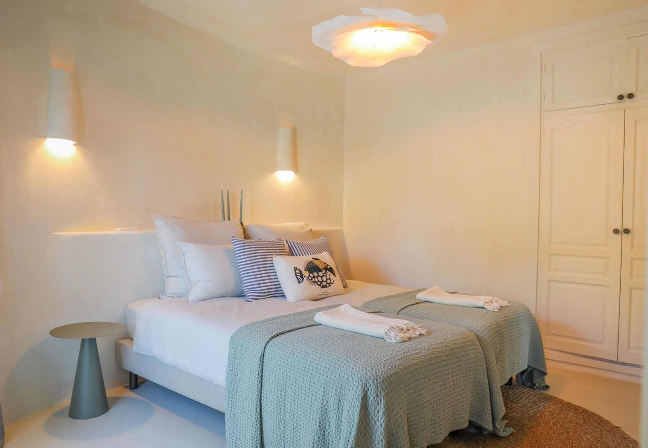 Bedroom with 2 person bed Bedroom with 2 person bed and high quality mattresses