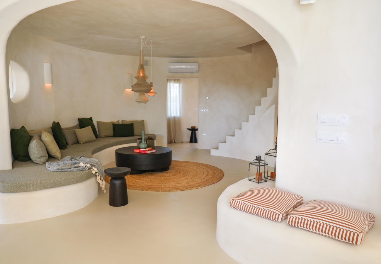 Beautiful round shapes in the living room Beautiful round shapes in the comfortable living room