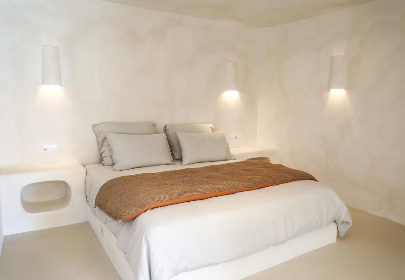 Bedroom with 2 person bed Two person bed in studio